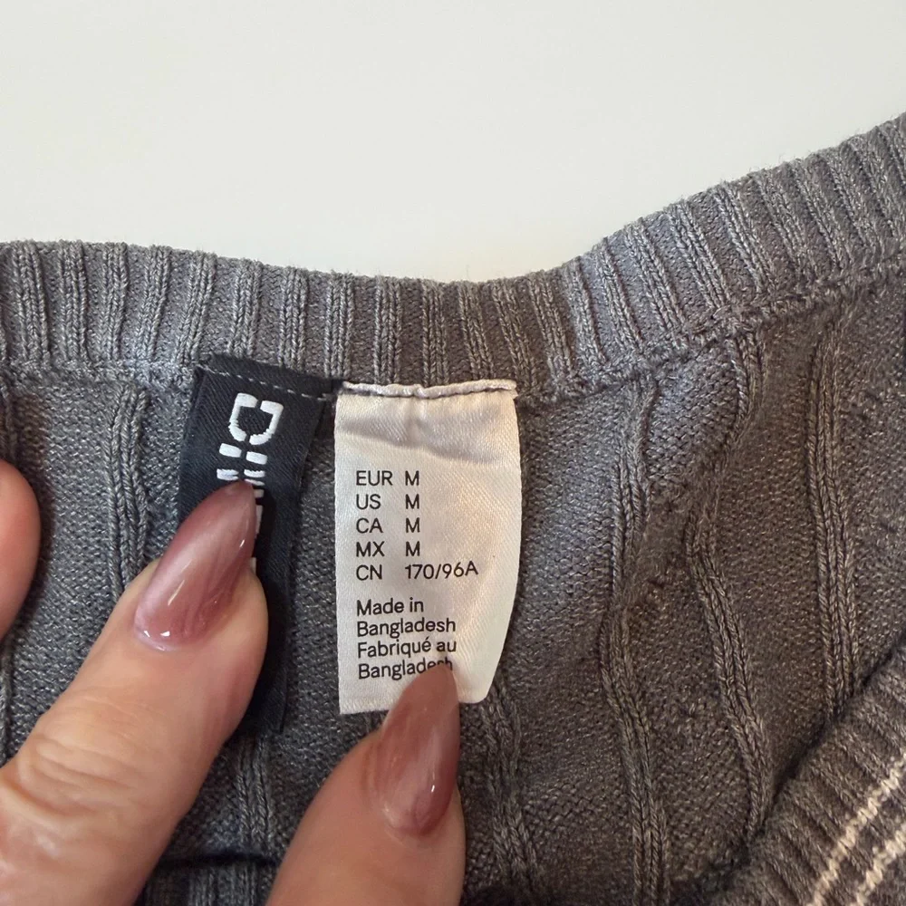#347 H&M Dark Gray Cable Knit Cardigan. Excellent Condition. Size M - Picture 8 of 10